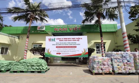 Công ty nước giải khát Nam Việt gửi tặng 600 phần quà cho lao động nghèo ở Dĩ An, Bình Dương